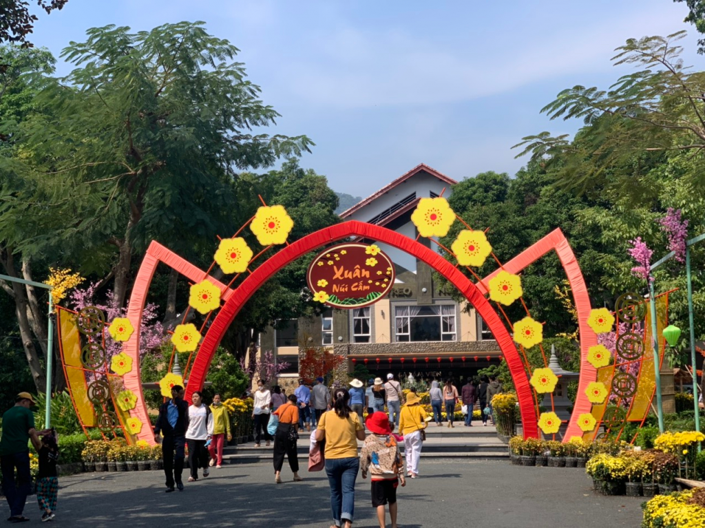 Nếp mòn tháng Giêng…